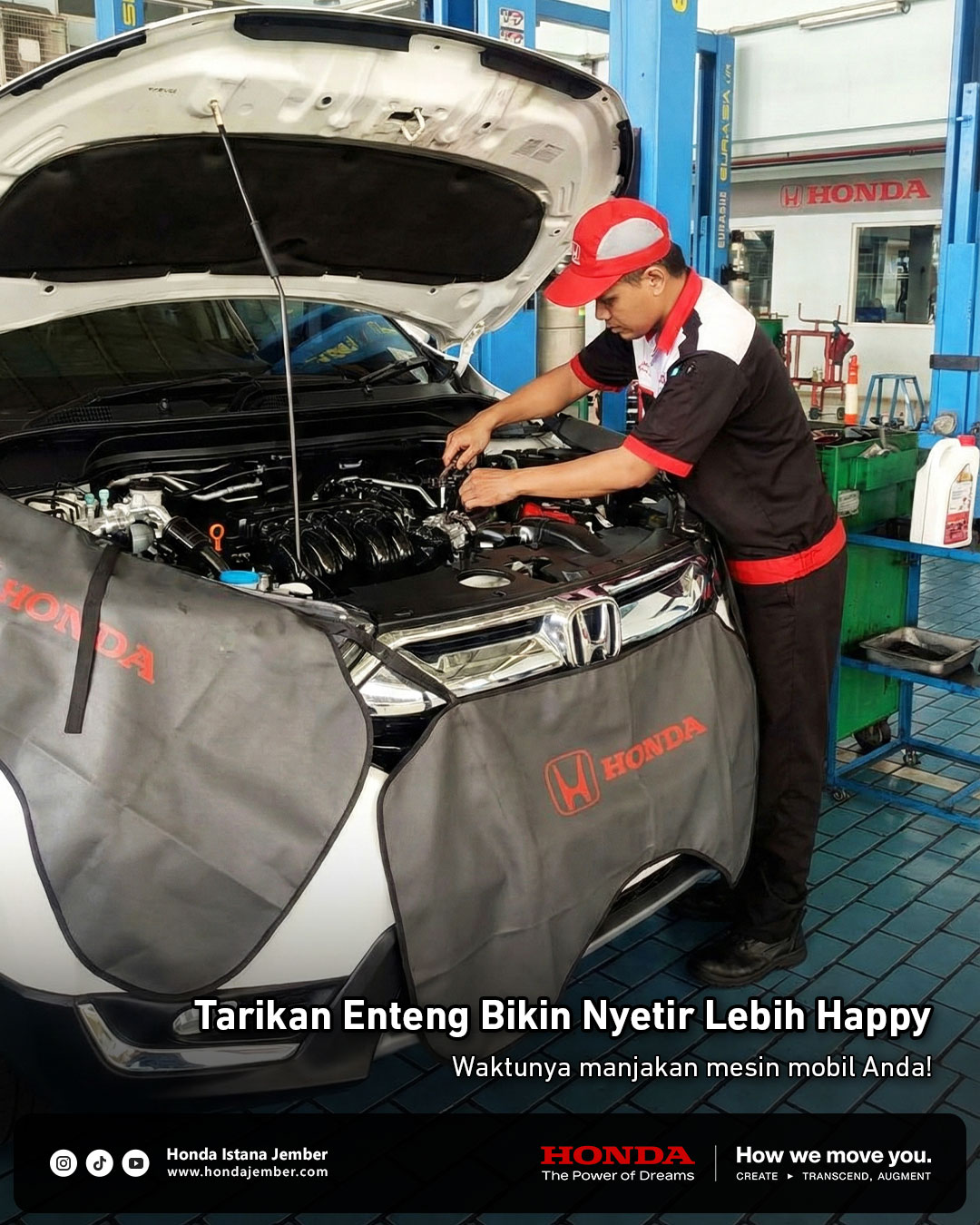 Mekanik melakukan tune-up mesin mobil Honda