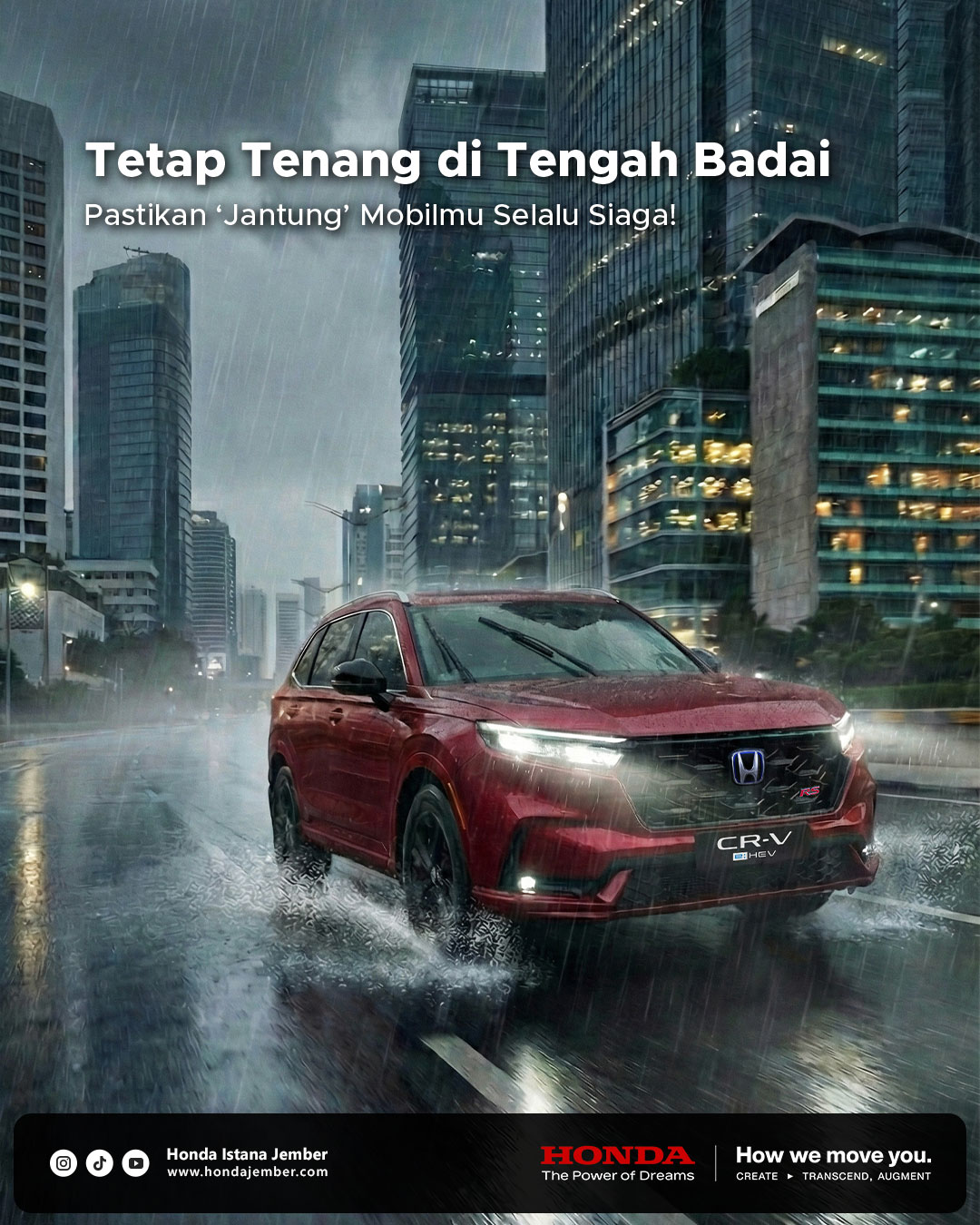 Honda CR-V RS e:HEV melaju di kota Jember saat hujan badai