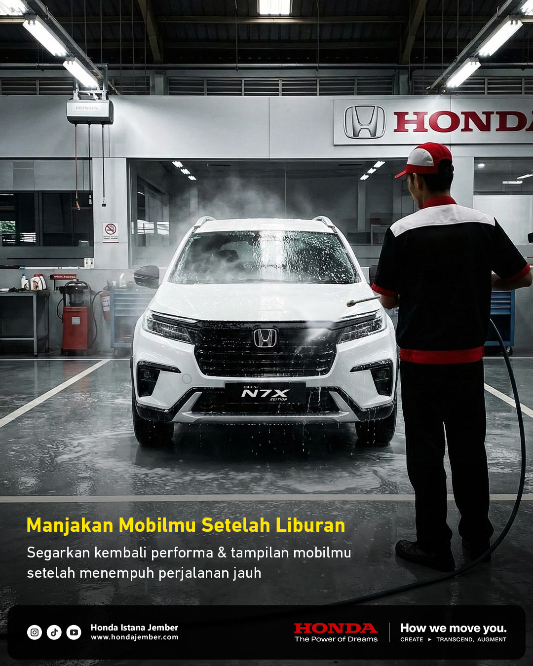 Mekanik Honda mencuci Honda BR-V N7X di bengkel