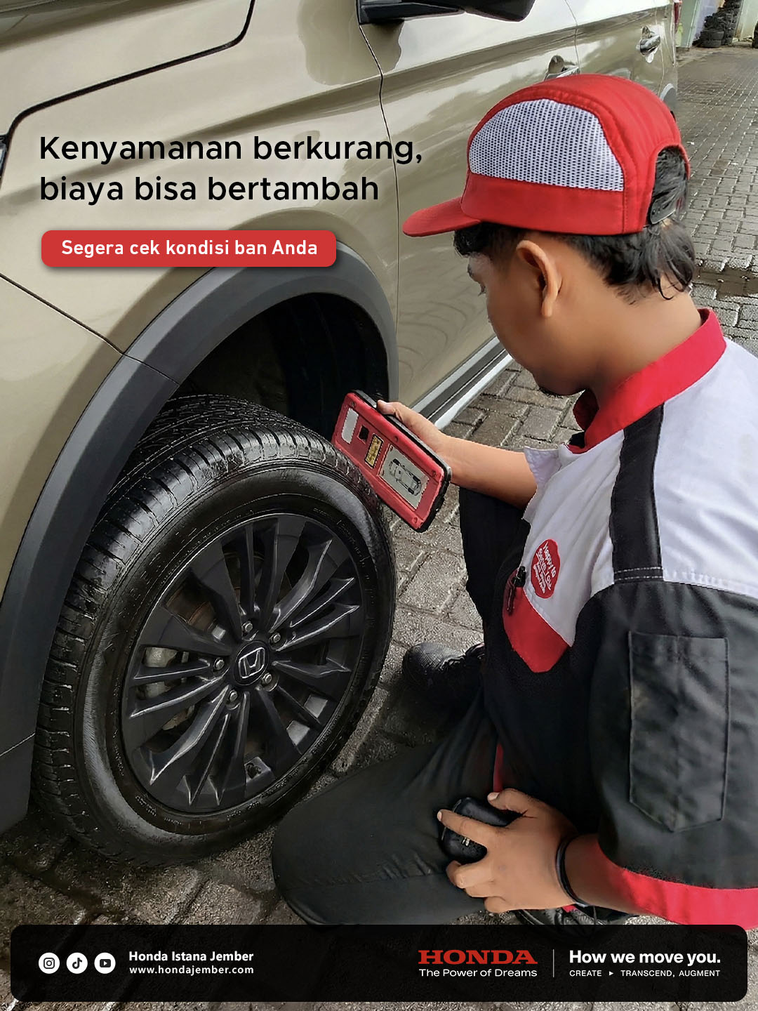 Mekanik Honda memeriksa kondisi ban Honda BR-V