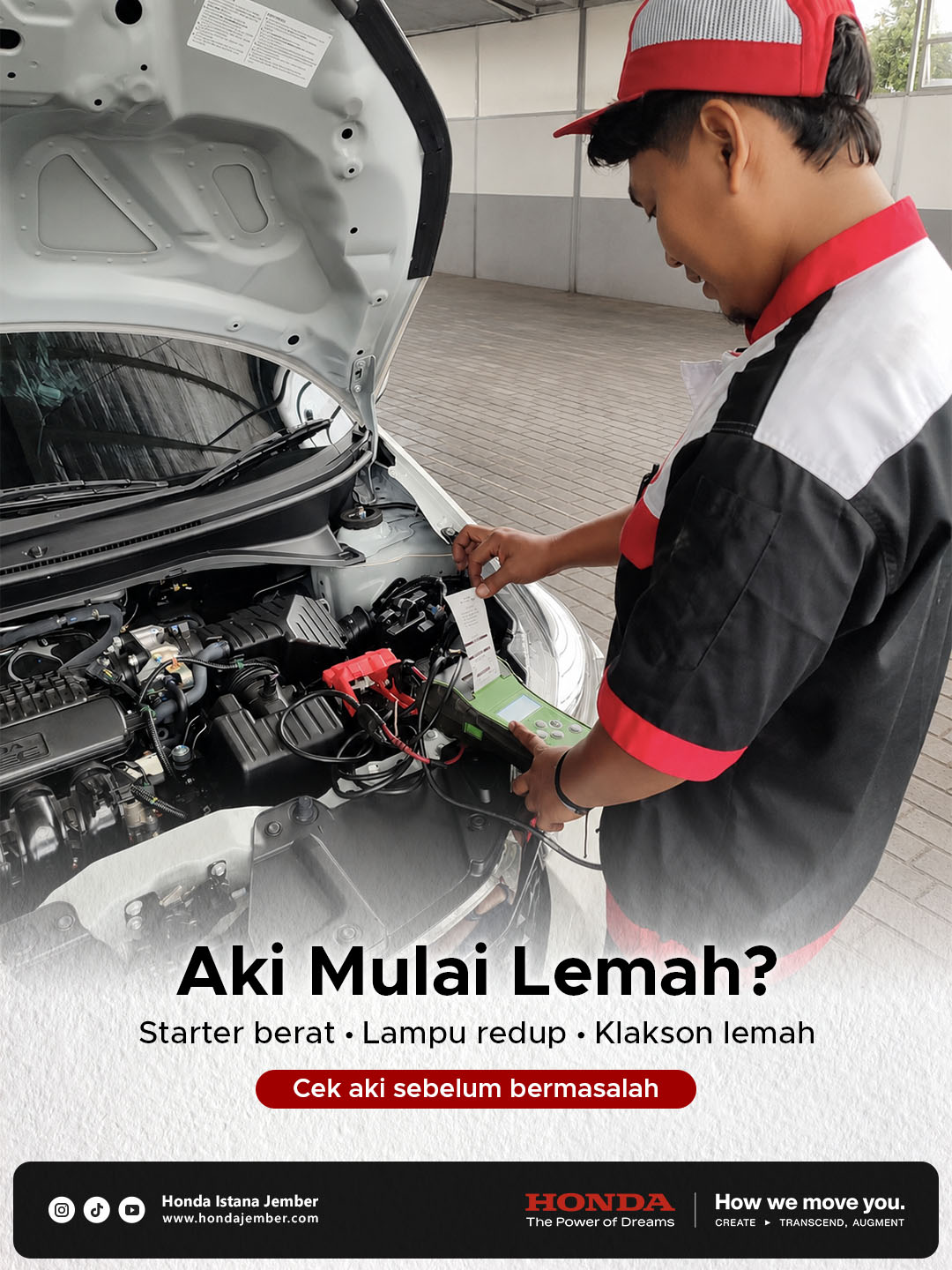 Mekanik Honda memeriksa aki mobil di bengkel Honda Istana Jember