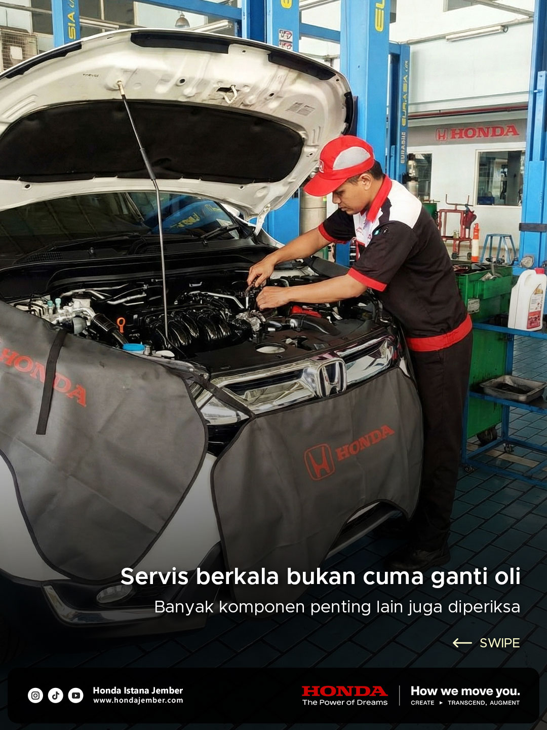 Teknisi Honda memeriksa mesin mobil Honda saat perawatan berkala