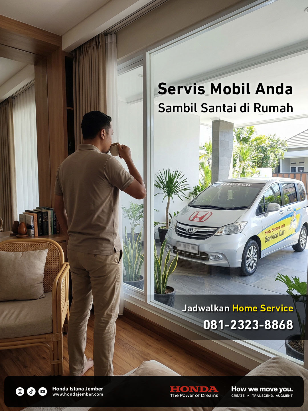 Seorang pria melihat mobil Home Service dari dalam rumah