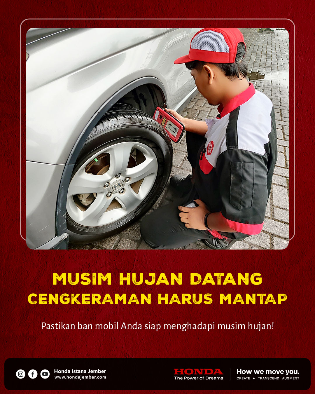 Mekanik memeriksa ban mobil Honda