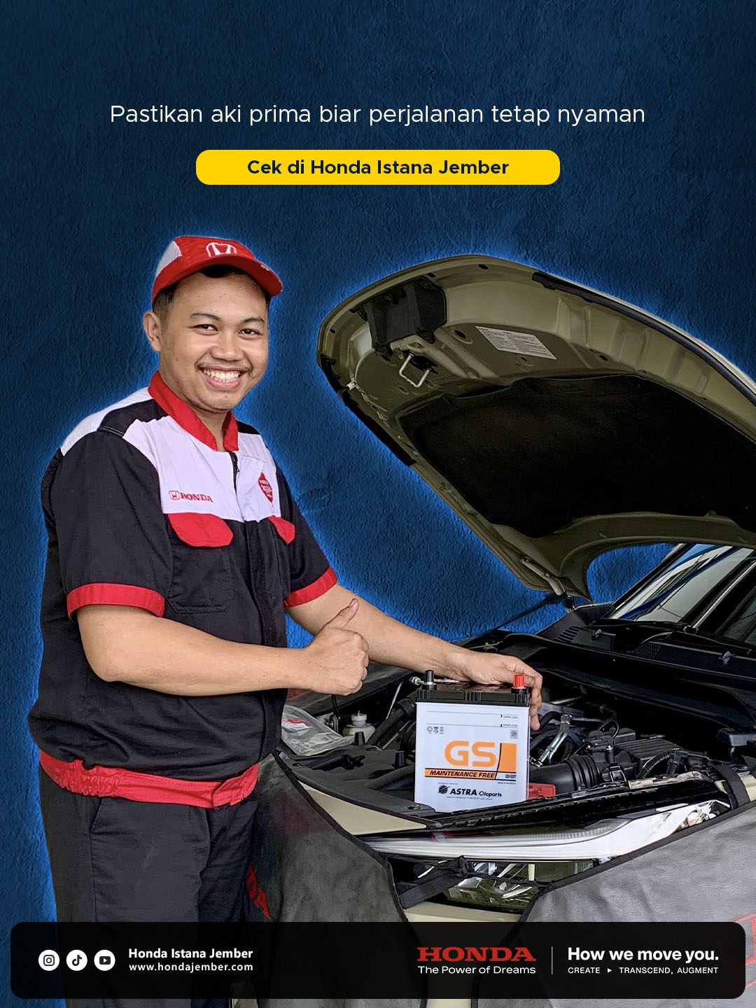 Mekanik Honda melakukan penggantian aki mobil