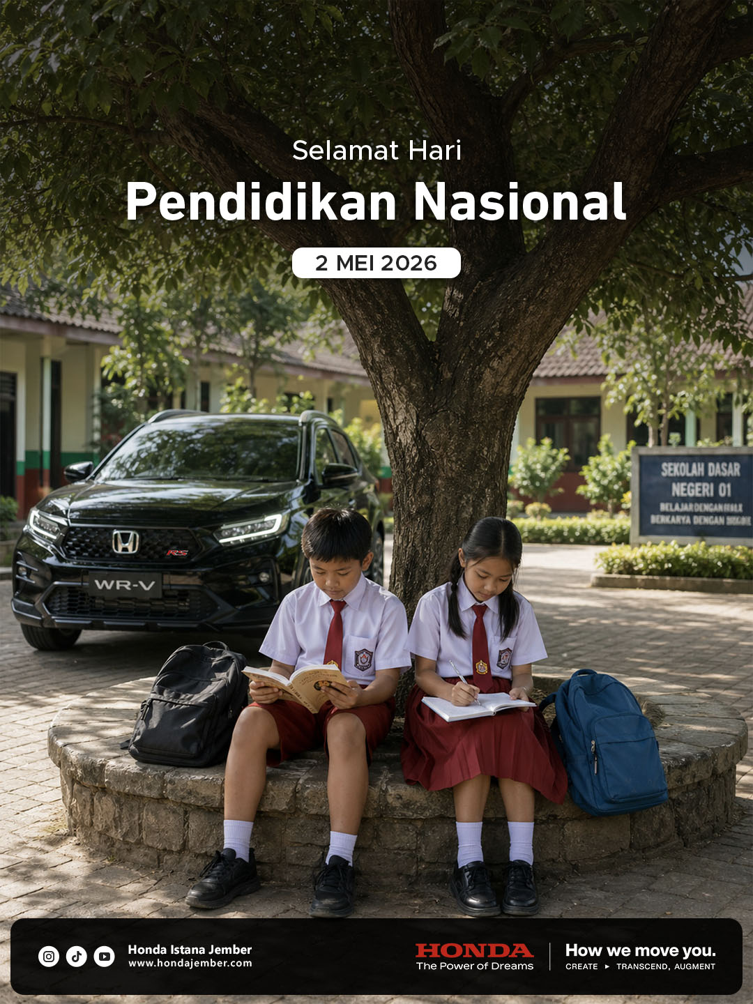 Dua orang pelajar bersama-sama belajar di bawah pohon rindang