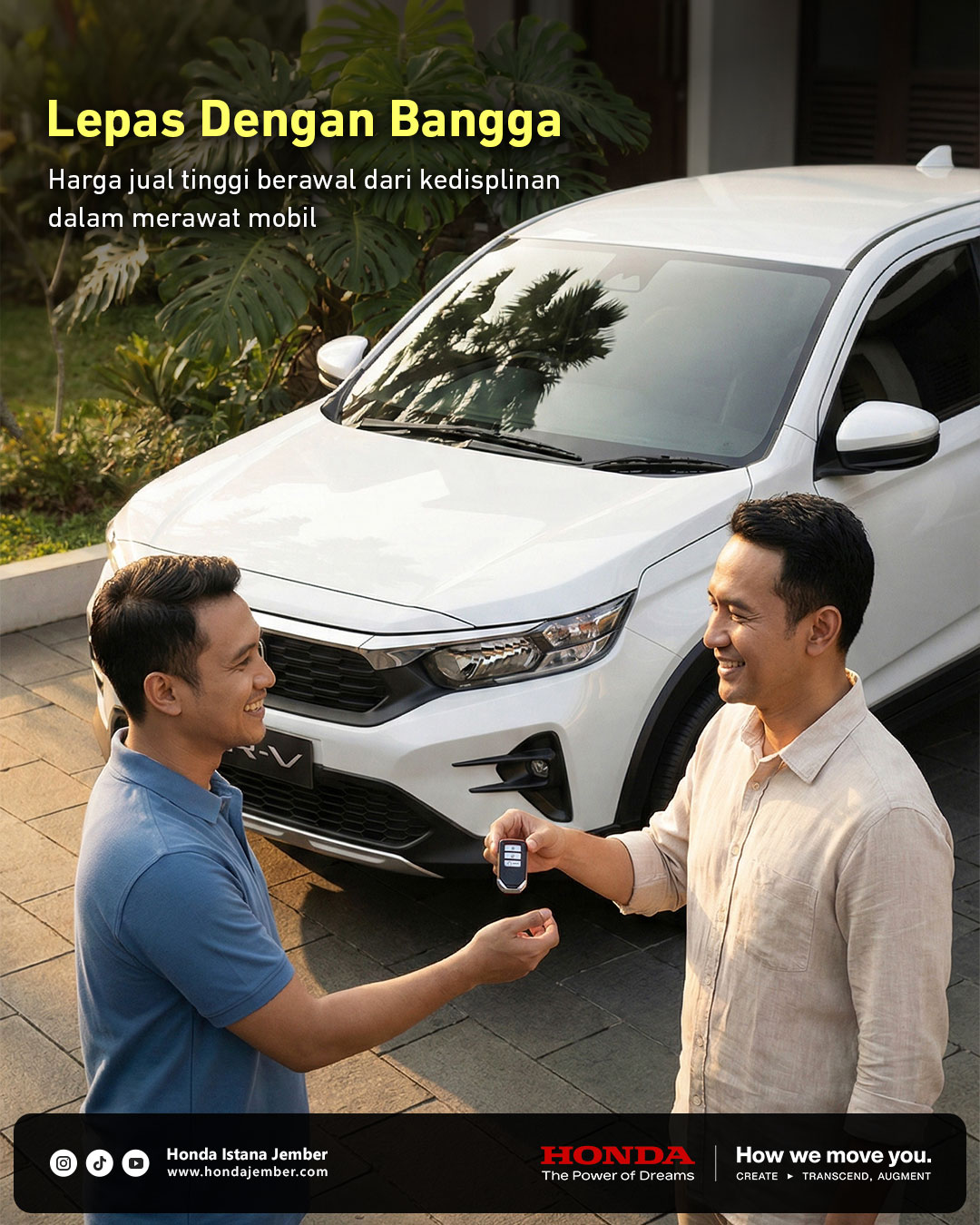 Seorang pria menjual Honda WR-V kepada pria lain dengan bangga