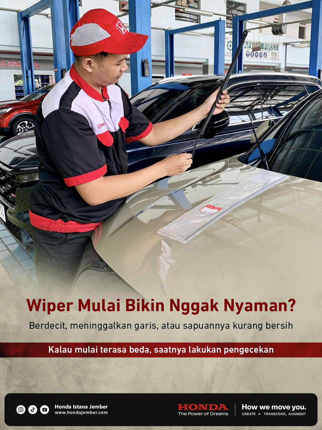 Teknisi Honda Istana Jember sedang memeriksa kondisi wiper mobil Honda