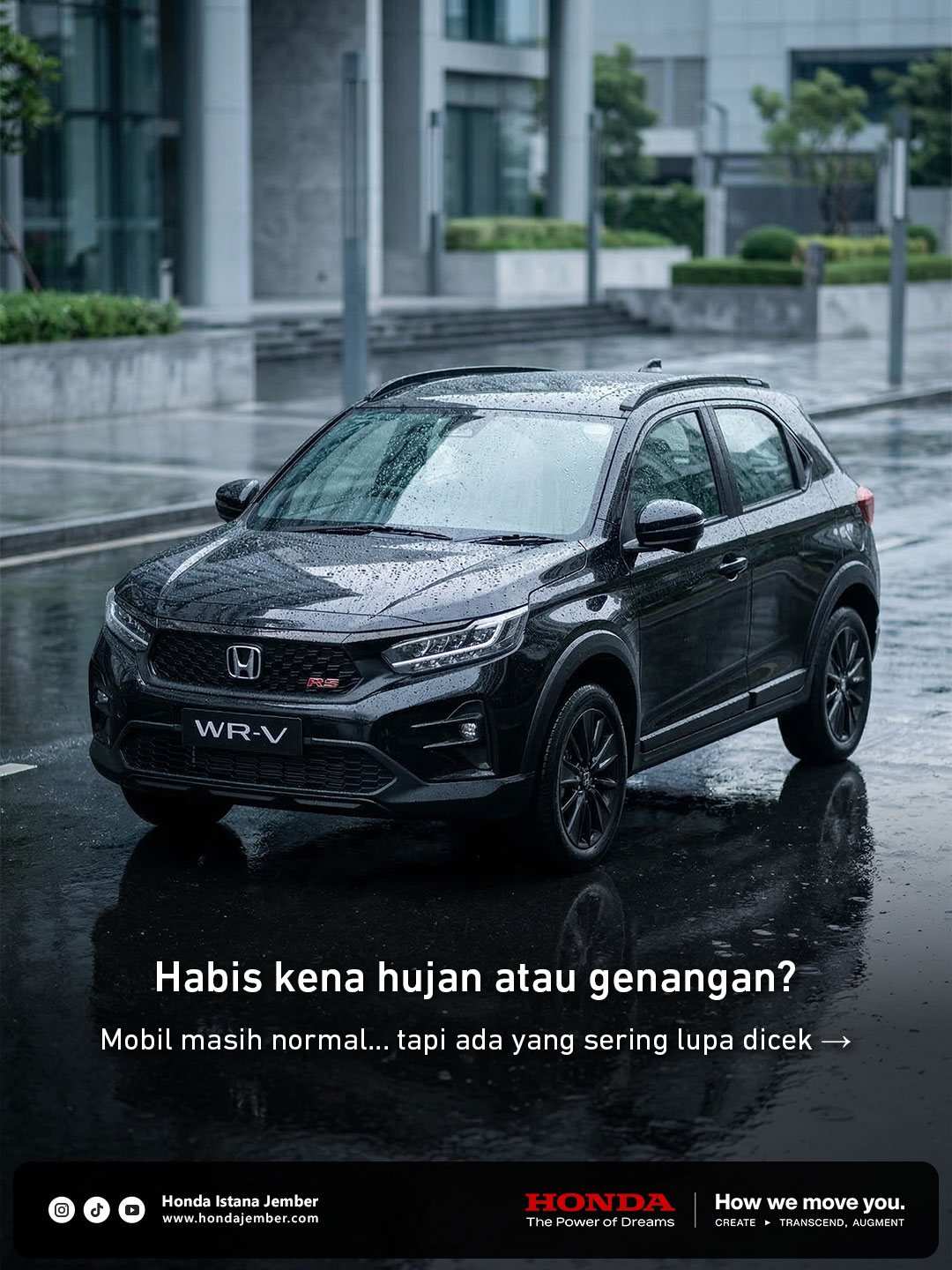 New Honda WR-V melaju di jalan kota saat hujan