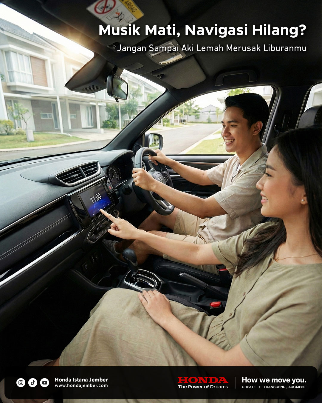 Pasangan muda duduk di dalam kabin Honda BR-V N7X