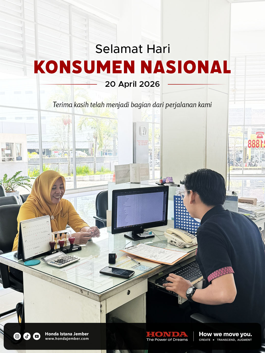 Service Advisor Honda Istana Jember melayani konsumen dengan ramah