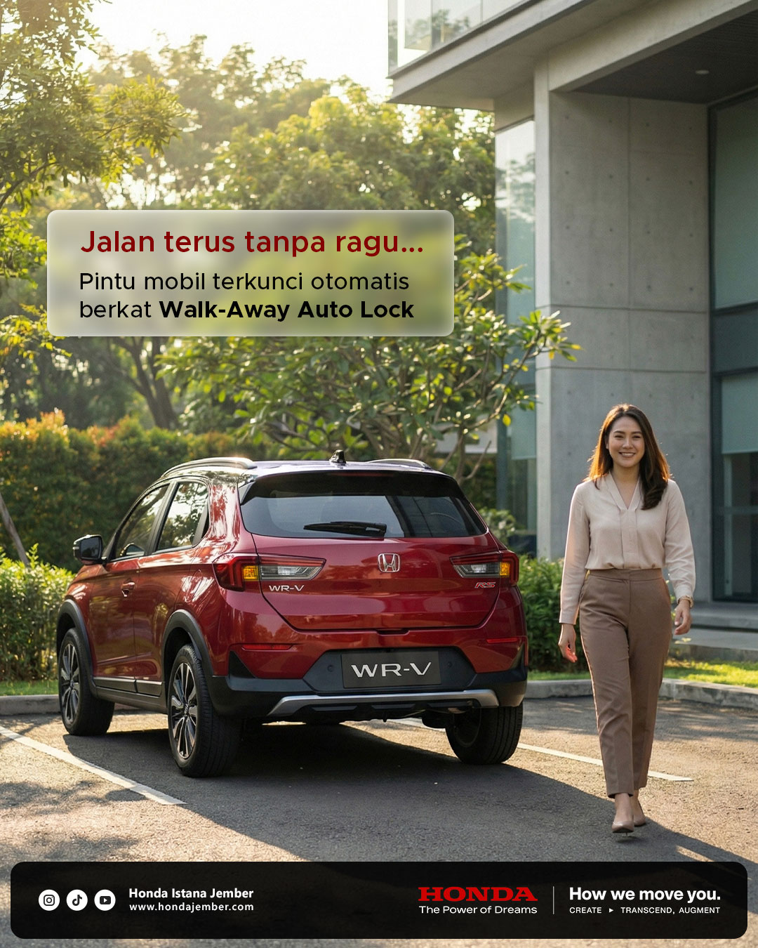 Seorang wanita berjalan meninggalkan Honda WR-V dengan tenang
