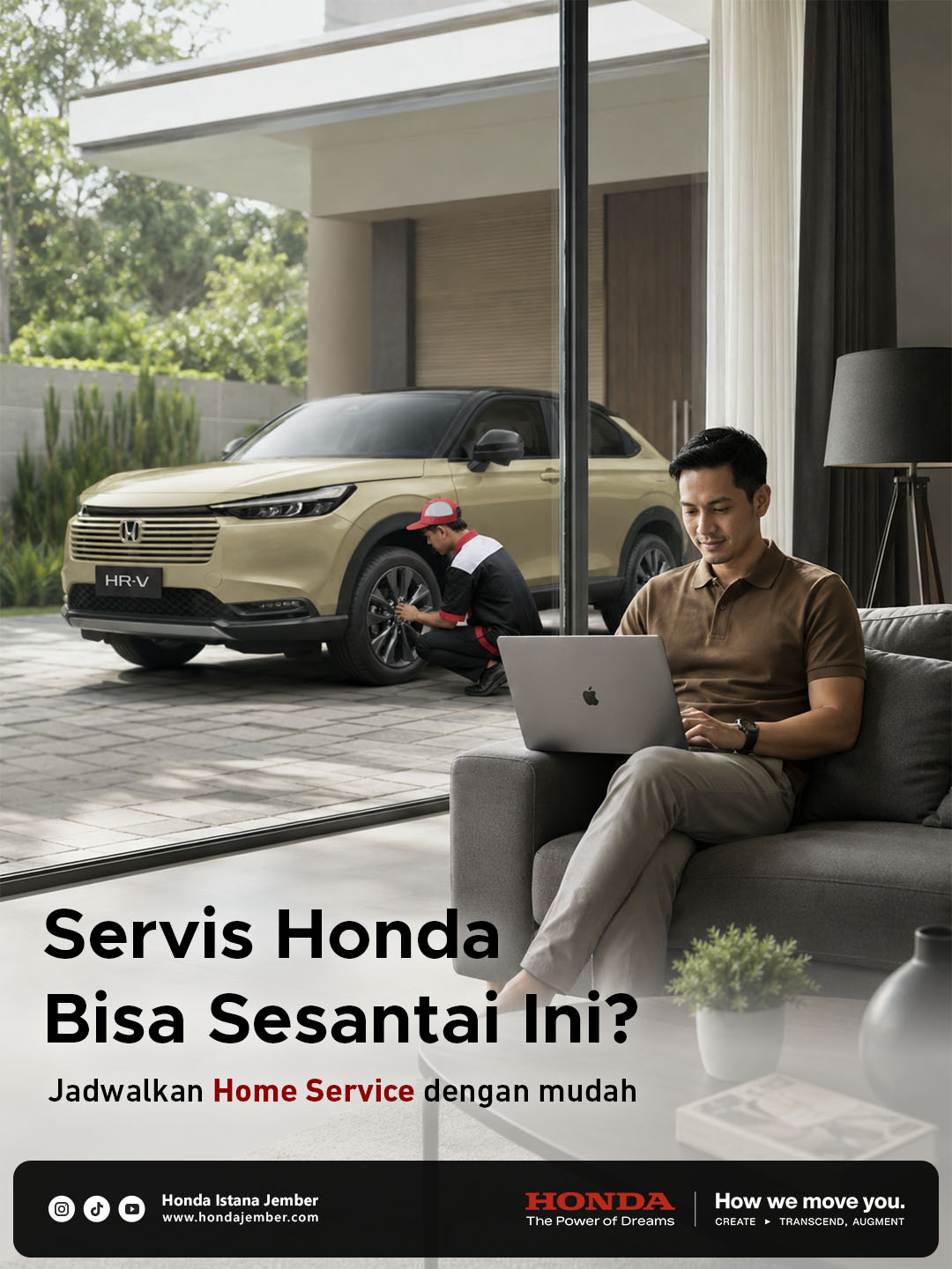 Seorang pria bekerja sambil menunggu Home Service Honda