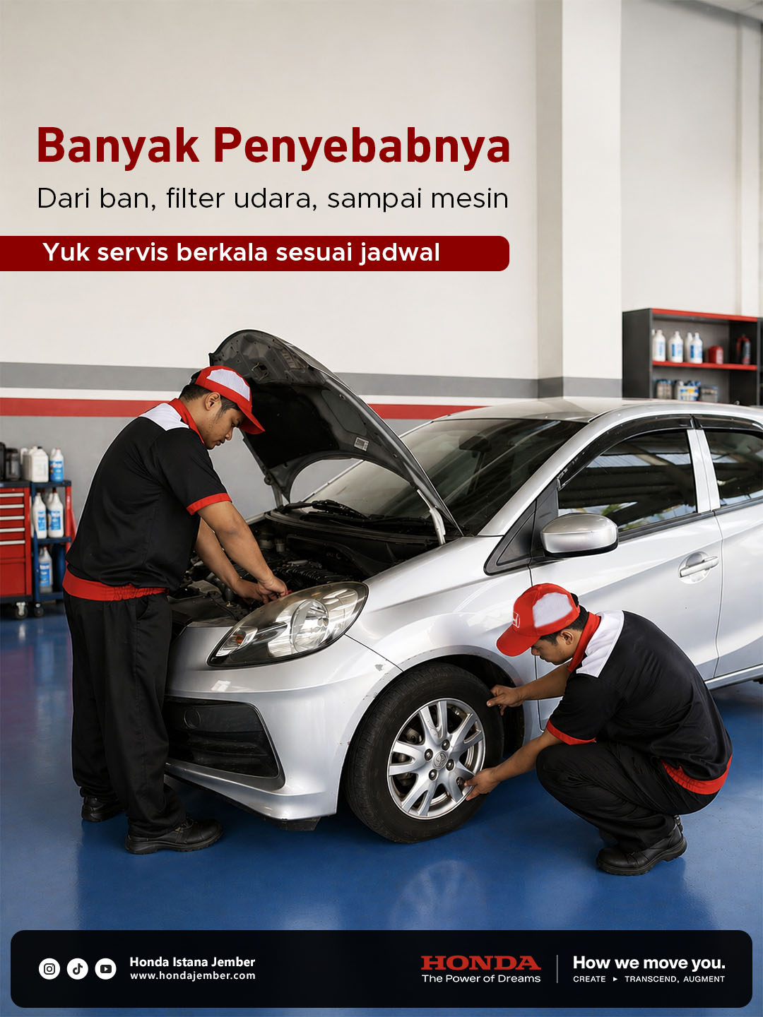 Mekanik Honda memeriksa mesin dan ban Honda Brio