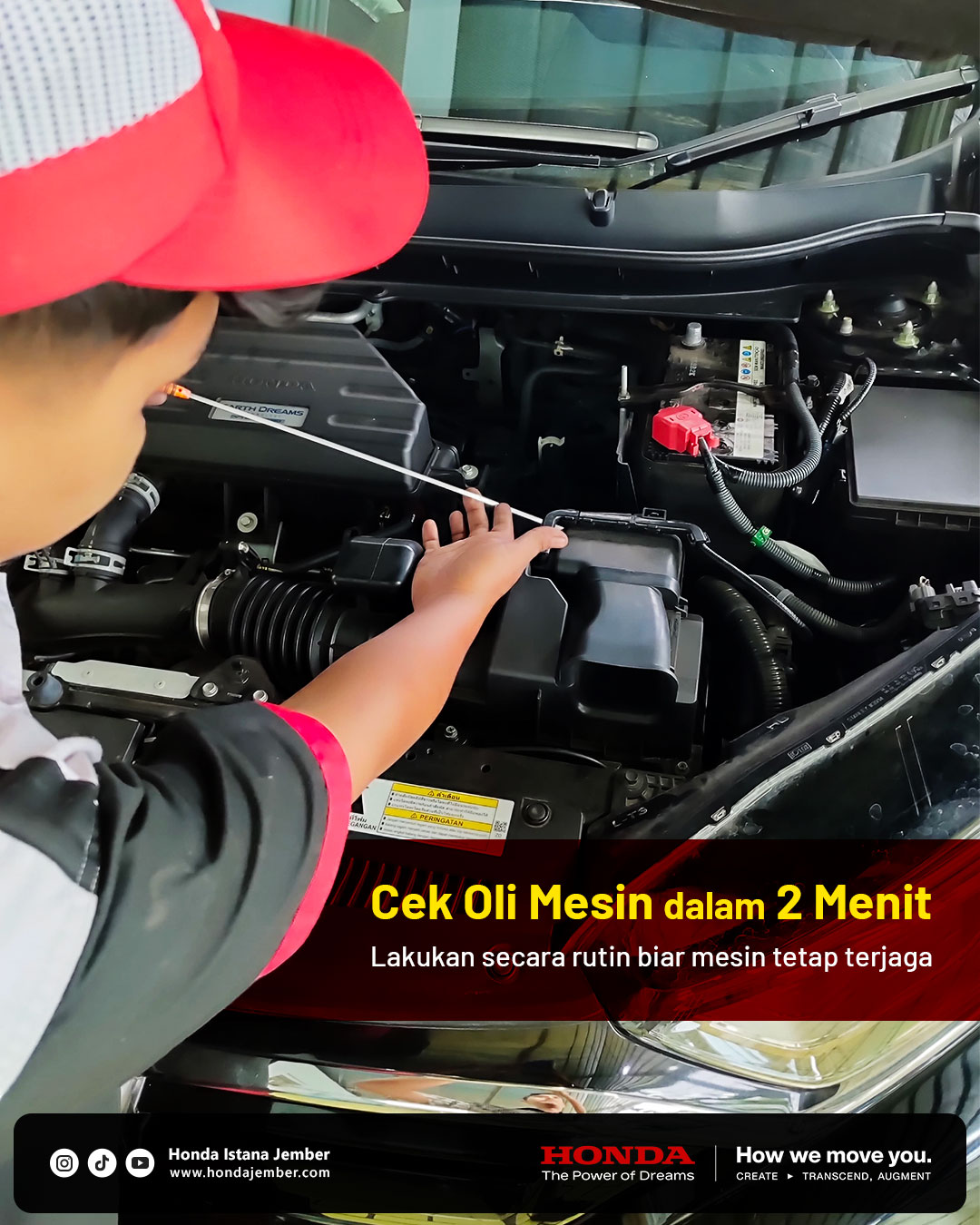Mekanik memeriksa volume oli mesin