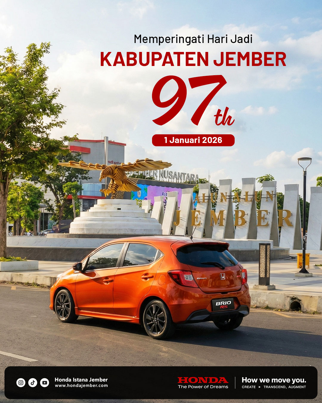 Honda Brio RS melintasi Alun-Alun Jember