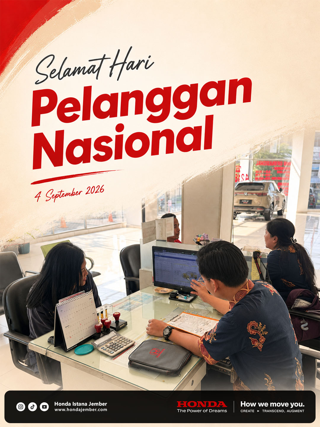 Service Advisor Honda Istana Jember melayani pelanggan